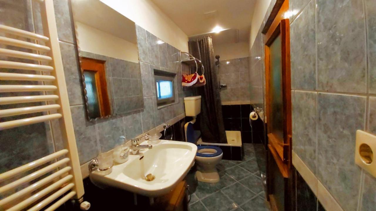 Casa Toth Din Tipterai Hotell Vişeu de Sus Exteriör bild